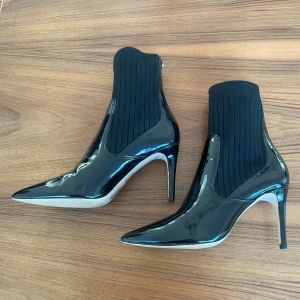 GUESS klackskor - Klackskorna är i ett mycket bra skick och har endast använts ett fåtal gånger, nypris på klackarna är ca 2400.