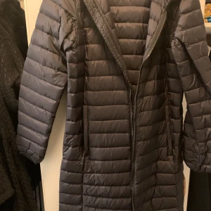 Jackan mycket fint skick  - Lätt dun jackan använt fåtal gånger fint skick längre modell 