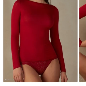 Röd Intimissimi Tröja - Röd Intimissimi tröja i storlek S, inga defekter. Har har använts ett fåtal gånger och säljer pågrund av att den inte kommer till användning💕 Köpte för ca 445kr men säljer för 240kr☺️