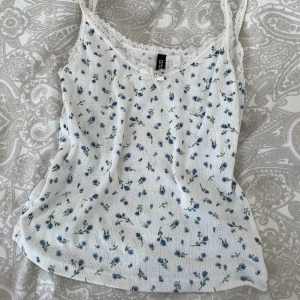 Linne - Jättefint blommigt spetslinne i strl S som inte har kommit till så mycket användning💗