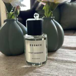 Essnce parfym - Eau de parfum - cozy goddess från Essnce. Endast provad. Nypris 360kr