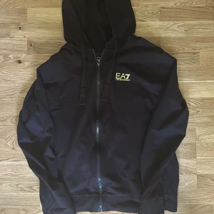 EA7 zip - Använd i gott skick, kan tänkas gå ner i pris 