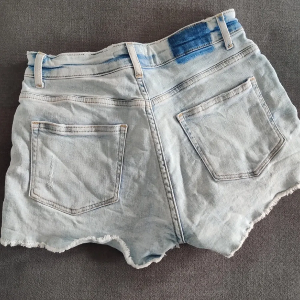 Säljer super snygga jeansshorts som tyvärr ej sitter så bra på mig❤️storlek 34, fint skick, skriv vid frågor eller intresse. Shorts.