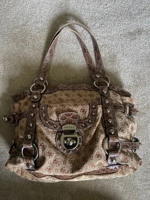 Vintage guess väska<3 - Skir snygg guess väska med utmärkt skick, säljer då jag har för många väskor!☺️