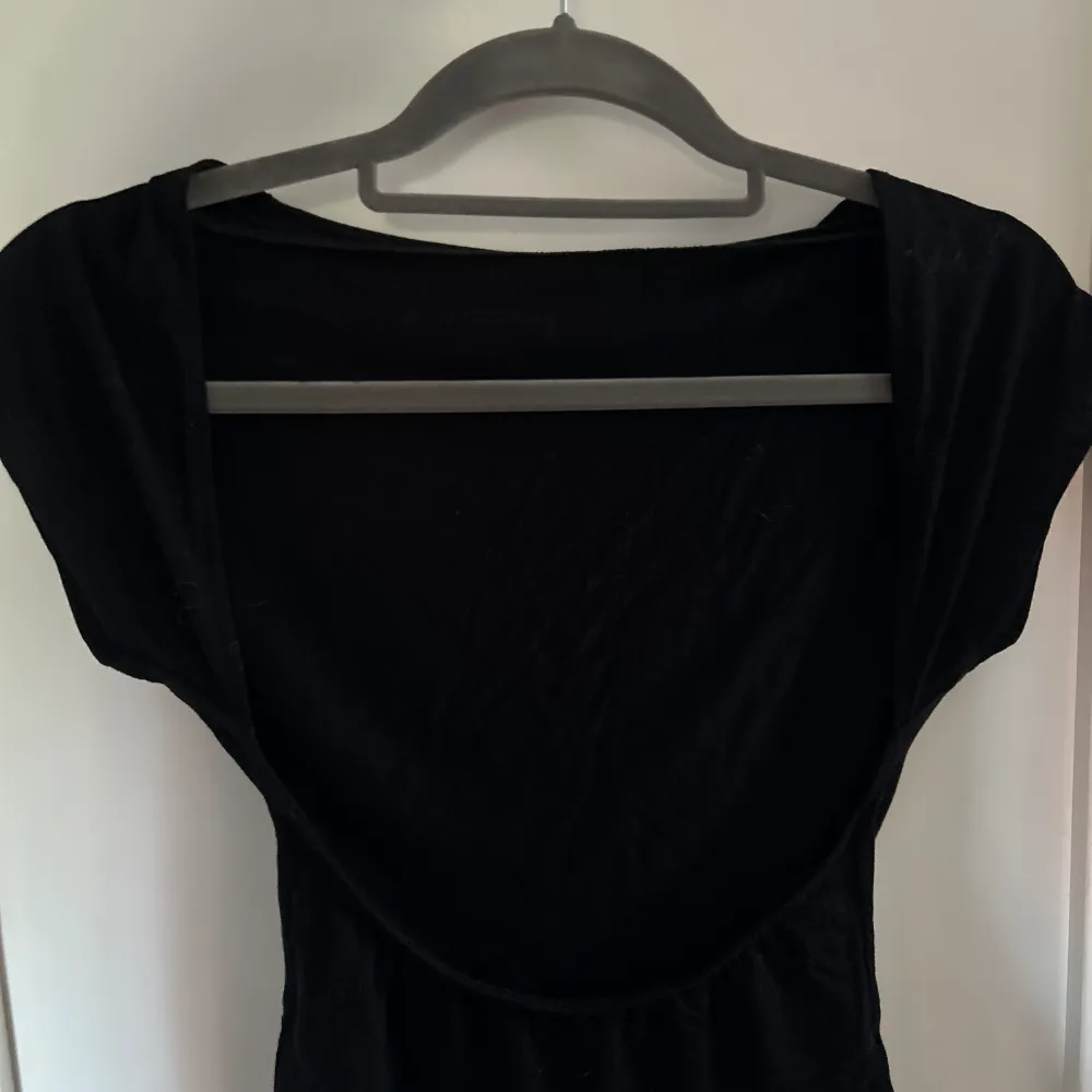 En svart skit skön backless tshirt! Den är från shein men det är mycket bra kvalite! Inga defekter på plagget! . Yläosat.