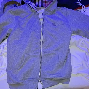 Burrberry Hoodie - Säljer hoodie!  Använt några gånger, finns inget fel på hoodien. Varför jag säljer den. Är för den var lite liten i midjan. Passform M/L