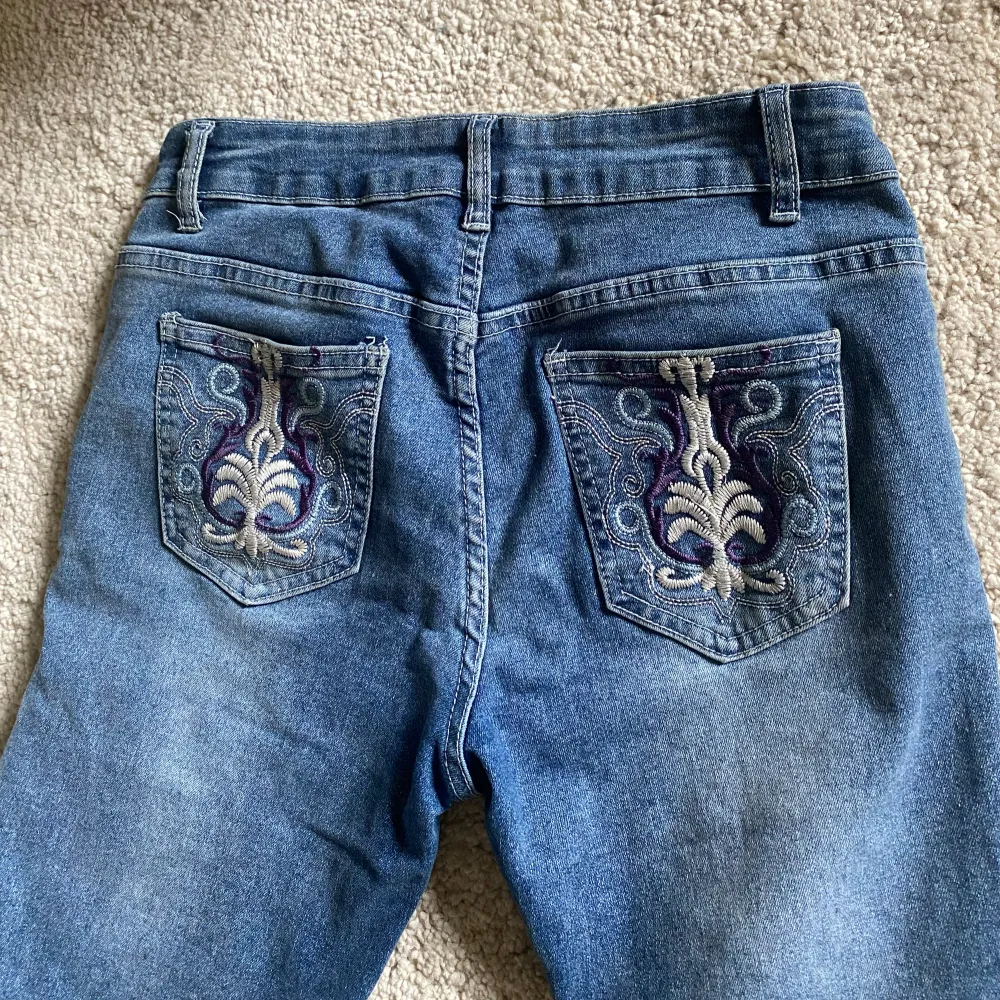 Ett par jätte fina låg midjade bootcut jeans med fina detaljer köpta secondhand! Säljer då dom blivit för små för mig.  Dom är i mycket bra skick och har inga defekter.   Skriv om du har några frågor!💕. Jeans & Byxor.