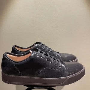 Lanvin skor  - Hej! Säljer nu dessa helt nya lanvin skor. Skorna är i nyskick 10/10. Aldrig använda. Med skorna medföljer box och dustbag 