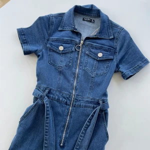 Jeansjumpsuit - Jeans jumpsuit som tyvärr är för liten för mig, skulle säga att den motsvarar storlek 32. Men är bra i längden för mig som är 165 🫶 Har inga bilder på tyvärr