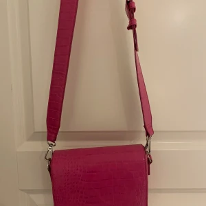 Carin Wester väska  - Fin rosa Carin Wester väska, köpt 2022, är i bra skick.