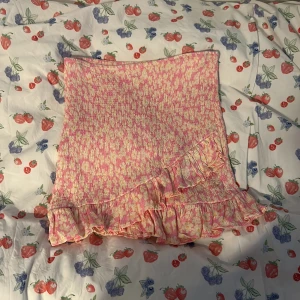 Söt kjol - En så fin kjol i blommigt mönster som är så drömmig 💞💞fint skick och aldrig använd 🥰🥰