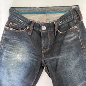 Lowrise bootcut jeans - Säljer nu dessa superfina jeans som tyvärr är lite för små. Köpta i Frankrike för 700kr säljer för 450✨Kan gå ner i pris vid snabb affär💕 Om ni undrar något är det bara att skriva 🥰