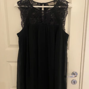 Klänning - Klänning från vero Moda, samma modell som blusen jag lagt ut på innan fast i klänning form.
