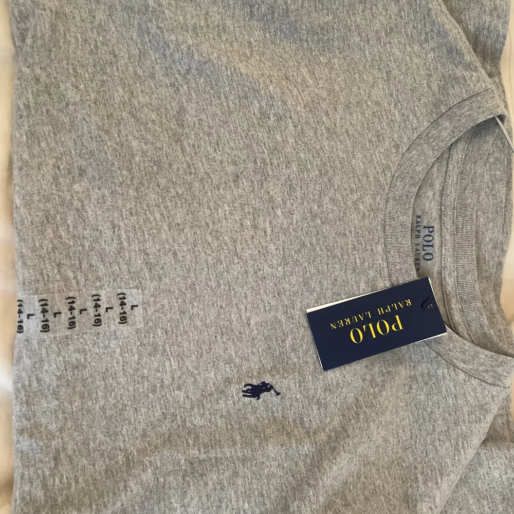 Helt ny Ralph lauren T-shirt. | i färg grå | storlek 14-16 är | passar ca 160-170 | bara testat tröjan | ny pris 999kr | vårat pris 499kr!. T-shirts.