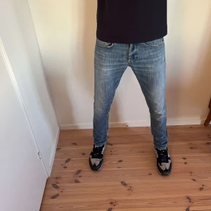 Dondup jeans - Säljer nu mina sjukt feta och eftertarktade dondup geroge jeans. Storlek 31. Jag på bilden är ungefär 182 och väger 68kg. Nypris ~ 3500. Mitt pris: 999kr. Hör av er vid frågor eller funderingar 🤝🏻