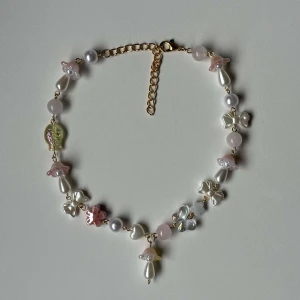 Cottagecore Mushroom Necklace | Handgjort Halsband - Sött rosa och guldfärgat halsband med svamp-pärlor och andra fina pärlor. Metalltråden är "tarnish resistant", d.v.s missfärgas inte. Undvik dock kontakt med vatten °●☆○•☆  Alla beställningar från oss kommer fint paketerade 🤍