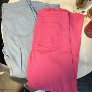 Rosa jeans i storlek 44 och blåa jeansi storlek 42 - Nyskick och läker båda jeans för 150kr