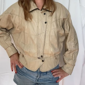 Skinnjacka - Cool skinnjacka köpt i Paris! Kolla även mina andra annonser!💐