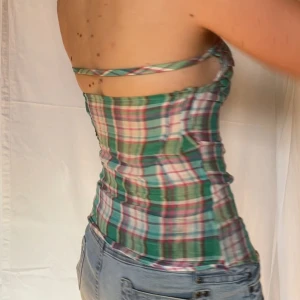 Korsett - Korsett av en skjorta, jättefin passform och unik look i ryggen. Öppnas genom knapparna på framsidan 💝