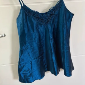 Blå satintopp - Använd en gång i helt nyskick. Superfin och glansig perfekt till sommaren!