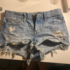 Jeansshorts - Fina jeansshorts med slitningar och i väldigt bra skick. 💓 Storlek 25 men passar mig som har XS💓