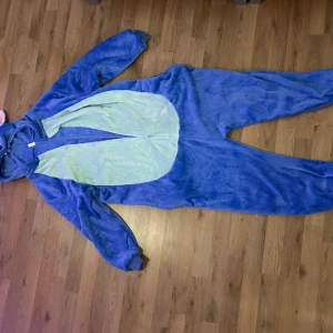 Stitch - Säljer denna Stitch dräkt då den e för kort i armar och ben för mig. ÄNDAS TESTAD! Köpt för 400 kr. Pris kan diskuteras. ❗️Katt och hund finns i hemmet❗️