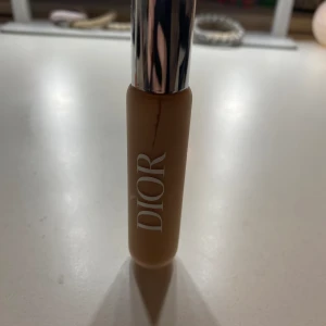 Dior - Säljer min ÄKTA dior concealer i färgen 1C. Säljer då jag har andra concealers jag gillar mer. De är väldigt mycket produkt kvar i den💗pris går att diskuteras💕