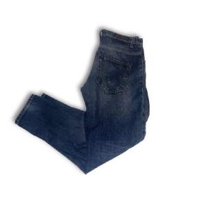 Ett par fräscha Dondup jeans i 30/31, Jeansen har varit ute på LuxuryStore  Färg: 🔵 Storlek: 30/31 Skick: 9/10 Inga defekter/flaws, mer info i dm😁
