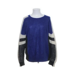 Tröja  - Säljer denna så fina tröja, som tyvär inte kommer till användning längre. Den är i så himla fint skick!💗