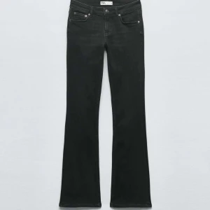 Svarta lågmidjade bootcut jeans från zara - Säljer dessa populära bootcut jeansen från zara🥰
