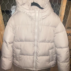 Jacka - Säljer min vinterjacka då den inte kom till användning, storlek S. Det är en oversized modell. Väldigt varm och bekväm.