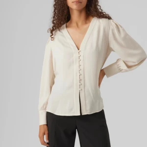 Blus  - säljer denna blus ifrån Vera Moda då den inte kommer till användning längre.  Storlek xs men skulle passa en s oxå!  flera bilder på kan tas om de önskas❤️❤️