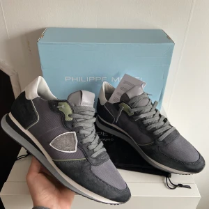 Philippe model - HELT SPRILLANS NYA!! Säljer nu ett par galet snygga philippe model skor, perfekta nu till våren. Riktigt snygga och bekväma! Hör av er vid funderingar.