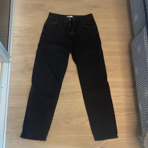 Jeans - Svarta raka jeans kort  