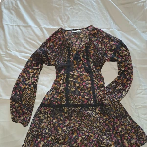 Sommarkläning/cover up  - Suppersöt strankläning Även jättesnygg att ha lver en kort kjol och ett linne❤️ 