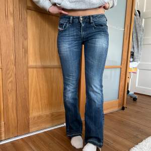 Sjuuukt snygga diesel jeans som är i bootcut modell och har snygga slitningar😍😍Lågmidjade! Midja 38 cm rakt över, innerbenslängd 80