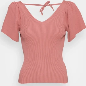 Rosa topp  - Säljer denna rosa topp från Only. Den är använd några gånger men är i perfekt skick🩷