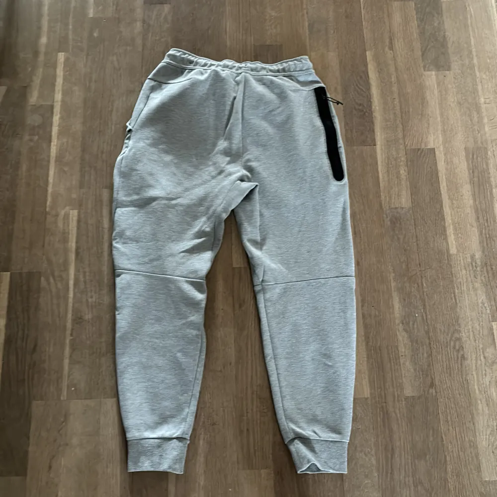 Nike tech fleece byxor som jag fick i födelsedags present och väljer att sälja  pga att jag inte fick någon användning av de. Nypris ca 1200kr, för ytligare frågor och funderingar kan ni gärna kontakta säljaren!. Jeans & Byxor.