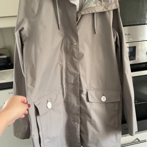 Helly hansen kappa regnkappa - Helly Hansen regnkappa kan användas som vår sommar jacka, storlek medium.  knapp använd. tvättat en gång.    Kommer från djur o rökfritt hem  nypris ca 3000  endast swish som betalning