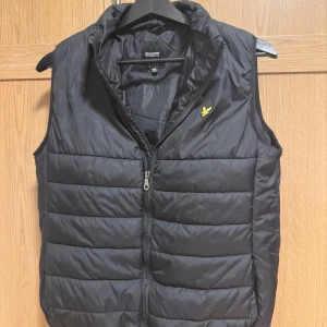 Lyle and scott väst  - Västen är i bra skick förutom att sömen släppt vid fickan (se bild 2). Inget som påverkar västen i sig. Pris kan diskuteras🤝 Storleken är 15-16 Years men passar Xs och S