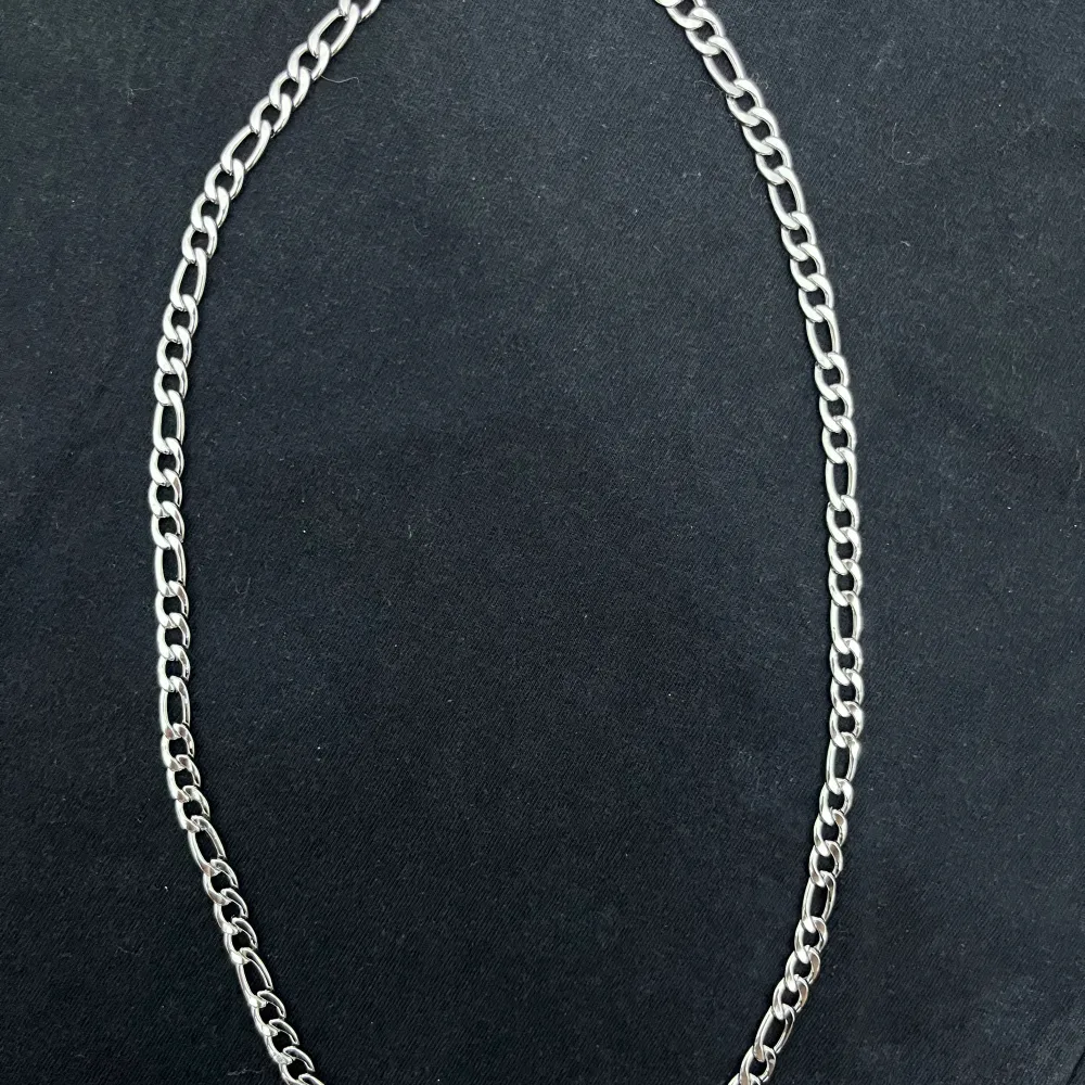 Helt nytt halsband i äkta 925 silverplätering, 60 cm lång, ger en exklusiv och lyxig känsla till ett billigt pris.  Vid frågor eller fler bilder skriv gärna privat!! . Accessoarer.