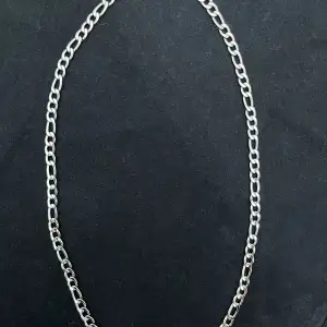 Helt nytt halsband i äkta 925 silverplätering, 60 cm lång, ger en exklusiv och lyxig känsla till ett billigt pris.  Vid frågor eller fler bilder skriv gärna privat!! 