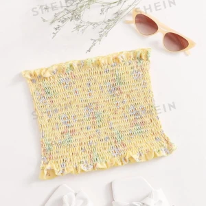 Blommig topp - En fin gul topp utan band med blommor på, aldrig använd och kommer inte till användning (inte genomskin)💛🌸