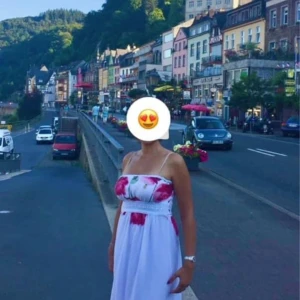 Långklänning  - klänning med stora rosa blommor Mycket skönt för sommaren , den är som att bära moln på sig! ( lite genomskinlig, med en underkjol syns ingenting 😊) Fin detalj i midjan och knyttband baksidan.  Storlek: det står one-size men jag skulle säga 36-40