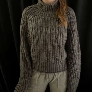 Stickad tröja  - Mörkgrå mysig tröja, storlek xs-s. köparen stråt för frakt❣️priset kan diskuteras❣️