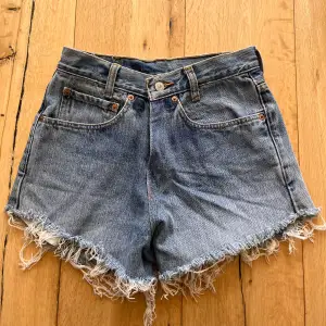 Shorts från Levis, det är jeans från början som har blivit avklippta till shorts❤️ W32!