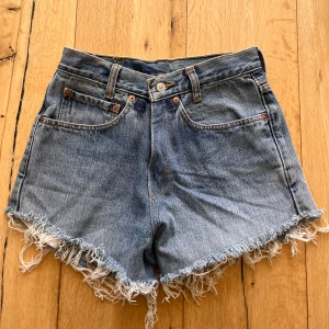 Levis shorts  - Shorts från Levis, det är jeans från början som har blivit avklippta till shorts❤️ W32!