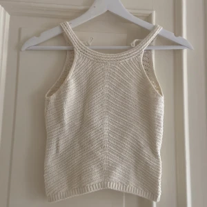 Naturvit topp från Lindex i storlek 134/140 men funkar som en magtröja💓 - Super fin till sommaren💘