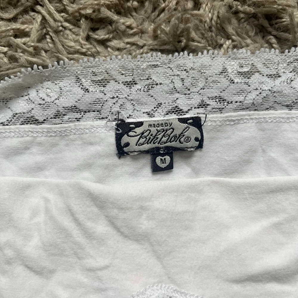 Vit spets linne från gammal design av bikbok Inte så jätte använt, inga defekter! Ganska långt linne. Toppar.