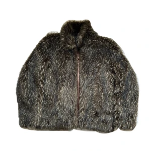 Pälsjacka - Supersöt pälsjacka som inte kommer till användning! Är i storlek L/40💕